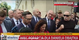Śpiewy i modlitwy przed prokuraturą. Daniel Obajtek, wspierany przez Macierewicza, stawił się, by usłyszeć zarzuty