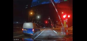 Niecierpliwy policjant nie czekał aż rogatki się całkowicie podniosą. Zdarzenie nagrał taksówkarz