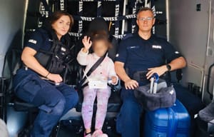 Rodzice odjechali pociągiem, a 5-latka została sama na peronie. Świadek, uratował sytuację