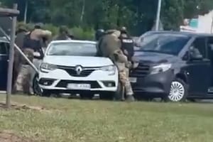 Policyjna akcja w centrum Poznania. Rozbite trzy samochody, są zatrzymani. W sieci pojawiły się nagrania