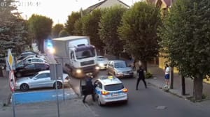 Pościg jak w GTA. Kierowca ciężarówki staranował policyjne radiowozy i uciekł do lasy. Opublikowano nagranie z pościgu