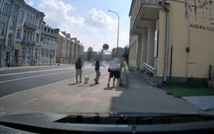 Bity mężczyzna wołał o pomoc w centrum Białegostoku. Do akcji wkroczył policjant po służbie. W sieci opublikowano nagranie.