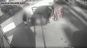 Handlarz nielegalnym tytoniem staranował policyjną blokadę, a potem uciekał pieszo z dzieckiem w nosidełku