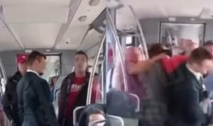 Pasażerowie pociągu nie wytrzymali i spacyfikowali dwóch agresorów którzy chcieli bić Ukraińca. Zostali wyrzuceni z pociągu i zatrzymani przez policję