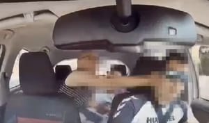 „Ty szmato je**na ukraińska". Kobieta z dzieckiem na kolanach zaatakowała kierowcę w trakcie kursu. Usłyszała już zarzut, grozi jej 5 lat więzienia