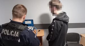 Był tak pijany, że zasnął czekając na zmianę świateł. Obudzili go policjanci