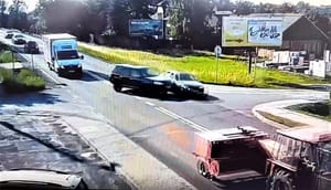 20-latek w BMW wyprzedzał sznur aut przed skrzyżowaniem. Uszkodzony Land Rover i ciągnik rolniczy