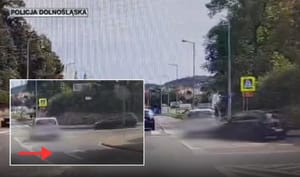 72-latek w Suzuki wjechał w pieszych na chodniku po zderzeniu z Volkswagenem. Jeden z pieszych walczy o życie