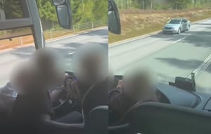 Kierowca autobusu zasłabł w czasie jazdy. Nagranie pokazuje, jak pasażerowie próbują opanować pojazd