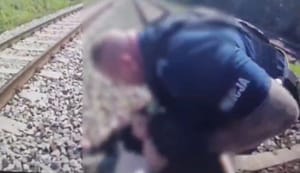 Pijany 20-latek leżał z głową na torach. Sekundy przed pociągiem ściągnęli go policjanci [NAGRANIE]