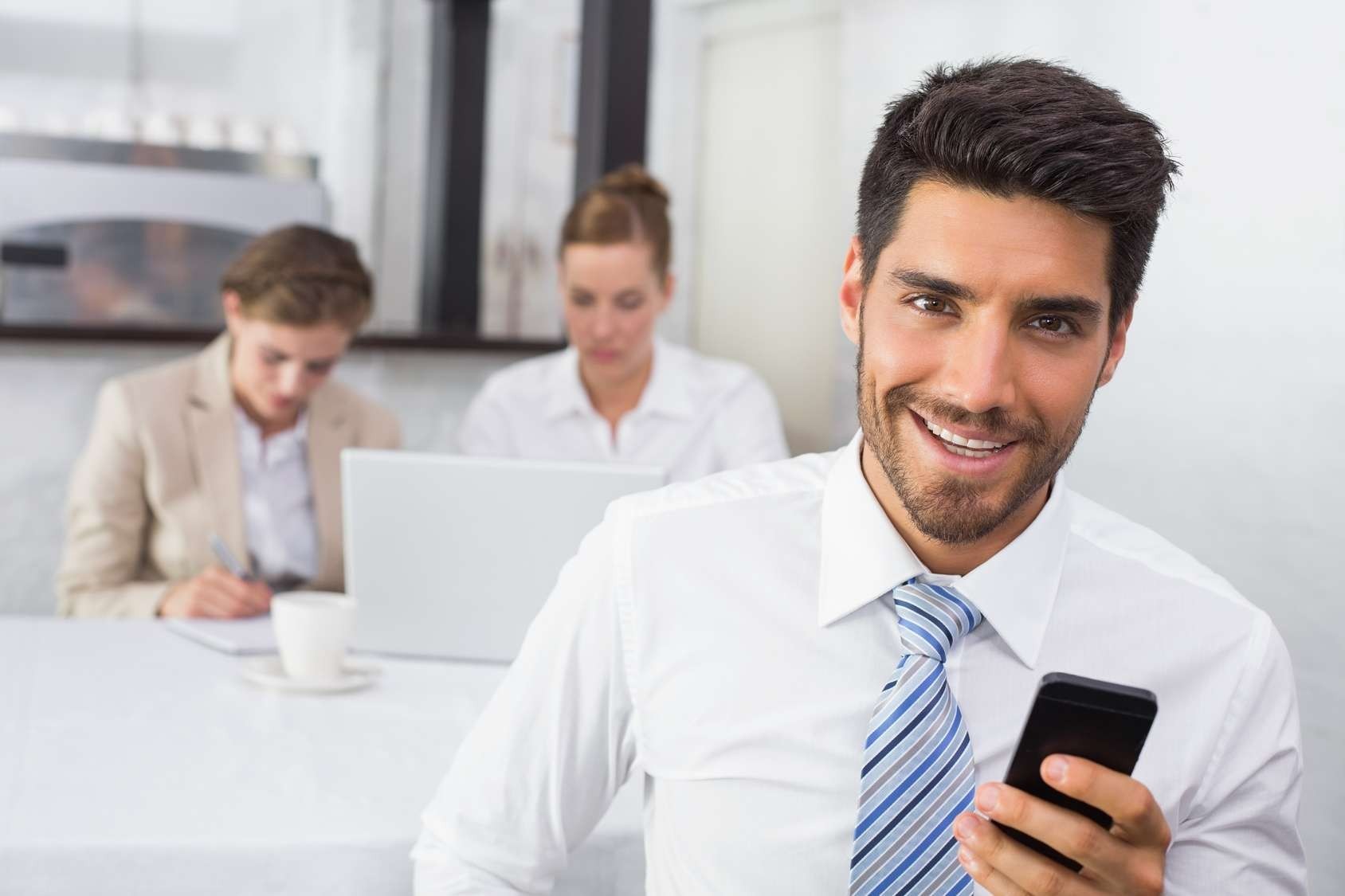 Rozmowy telefoniczne mężczyźni załatwiają w 30 sekund