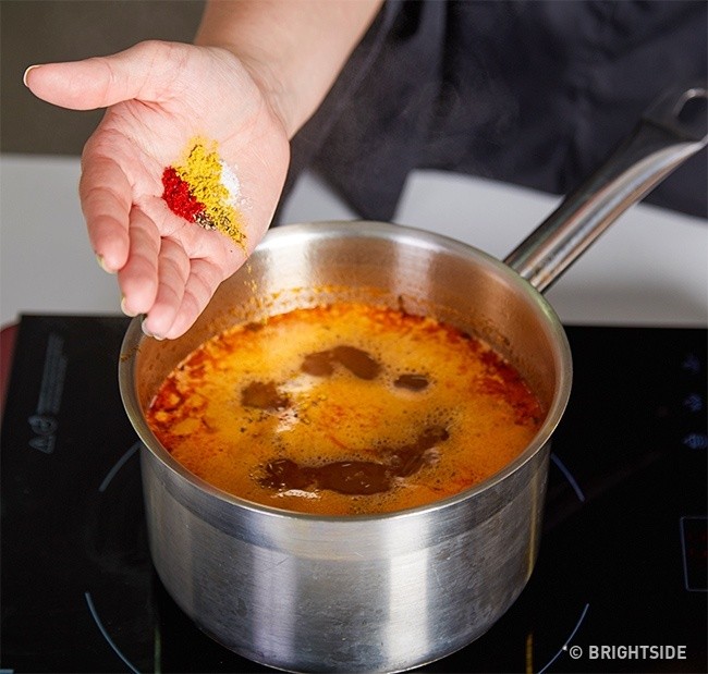 5. Uniwersalna przyprawa? Zmieszaj sól, pieprz, paprykę i curry. Takie połączenie nadaje się świetnie do każdej potrawy.