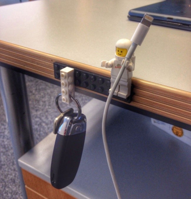 15. Zwykły klocek lego może posłużyć za zawieszkę na klucze, bądź kabel.