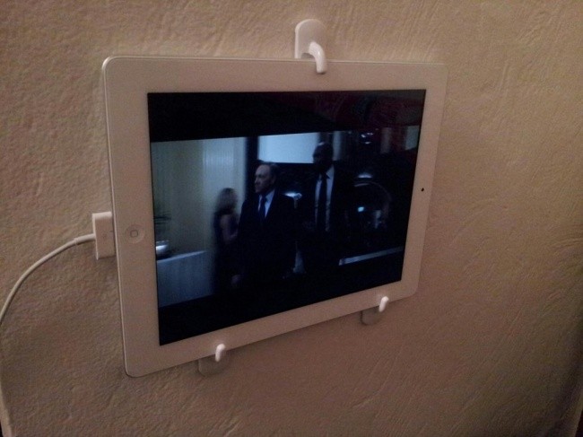 10. Użyj wieszaków przylepnych do stworzenia uchwytu na tablet. Teraz możesz zmywać naczynia i oglądać swój ulubiony serial jednocześnie.