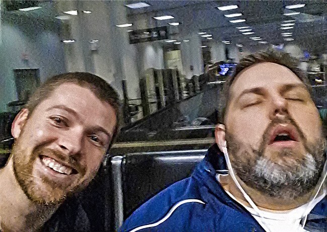 Dostałam z męża telefonu zdjęcie jakimś obcym facetem na lotnisku. Mój mąż to ten który śpi!