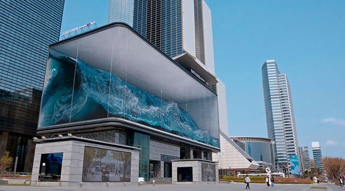 Co byś zrobił, gdybyś zamiast reklamy zobaczył nad sobą ogromną oceaniczną falę, która zbliża się w twoim kierunku?