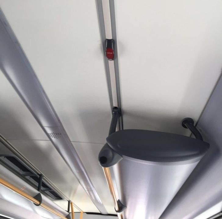 14. "Przycisk stopu w autobusie"