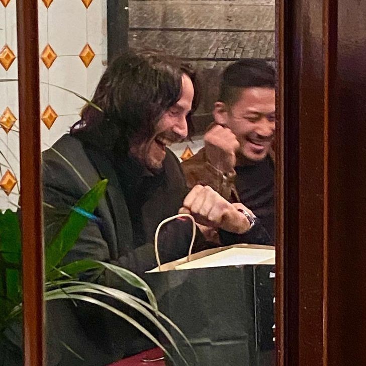 Keanu Reeves podarował zegarki Rolex kaskaderom z planu "Johna Wicka 4" w podziękowaniu za współpracę.