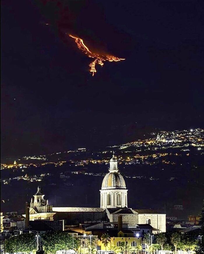 Erupcja wulkanu Etna przypominająca wizerunek feniksa na nocnym niebie