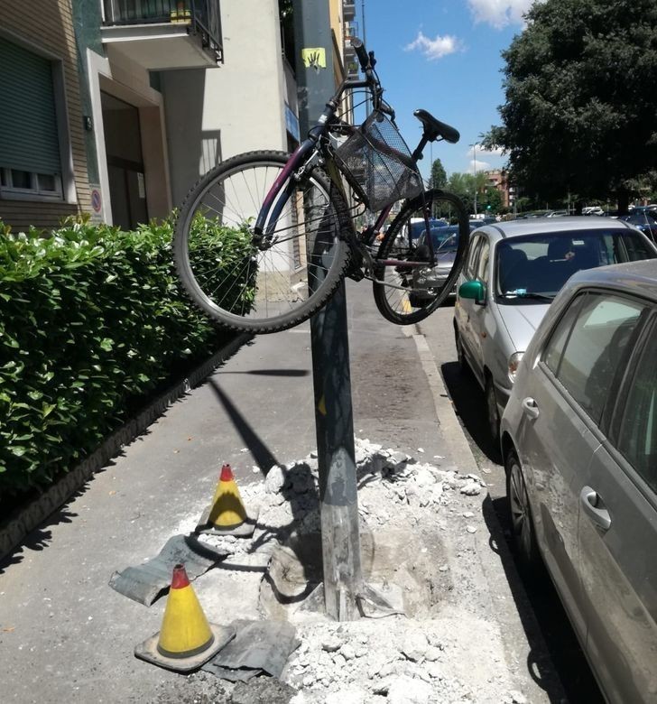 12. "Przestawili mi rower, bo musieli naprawić latarnię."