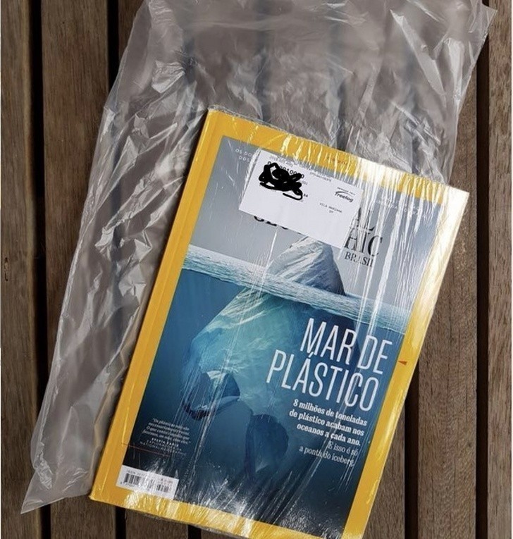 2. Magazyn ostrzegający o niebezpiecznym wpływie plastiku na środowisko, zapakowany w dwie warstwy plastiku.