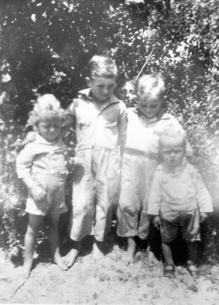 "Zdjęcie z dzieciństwa mojej żony. Nikt nie pamięta czy za dziećmi stała osoba, czy to tylko trik światła."