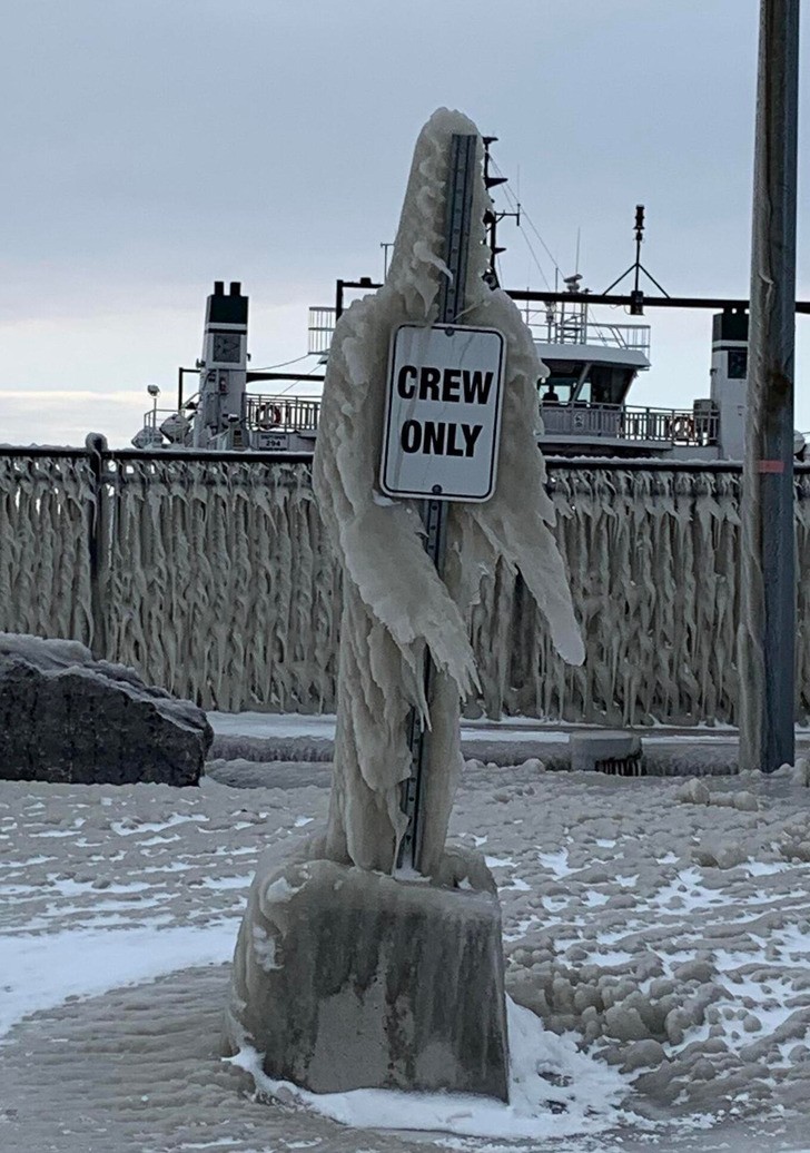 "Lód po burzy śnieżnej uformował się w kształt osoby."