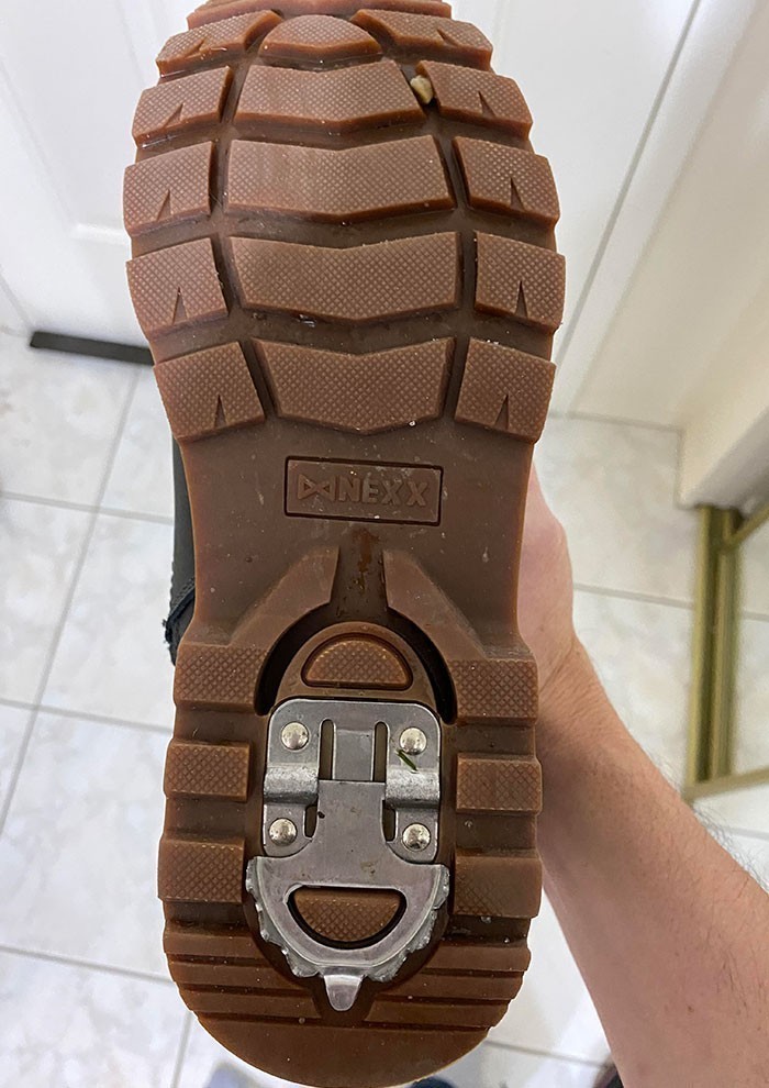 9. Zimowe buty z wbudowanymi kolcami antypoślizgowymi do chodzenia po lodzie
