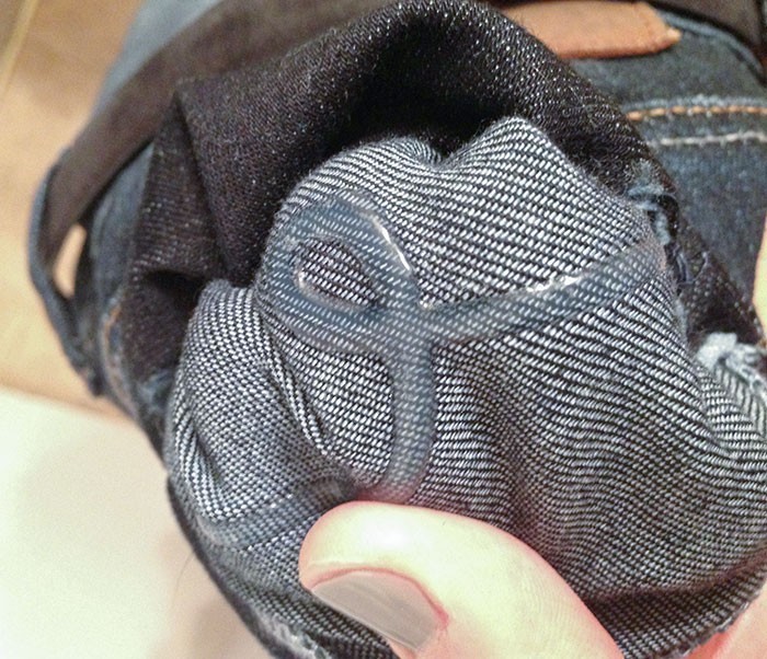 10. "Wnętrze tylnych kieszeni w moich jeansach jest wyłożone materiałem antypoślizgowym, by uniemożliwić wypadnięcie kart kredytowych lub pieniędzy."