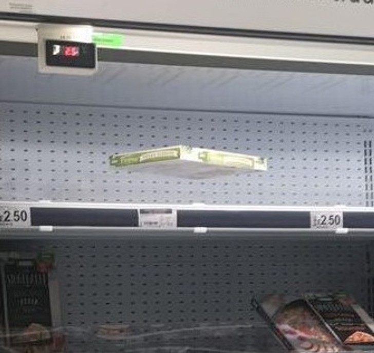 3. "Pizza unosząca się w powietrzu"