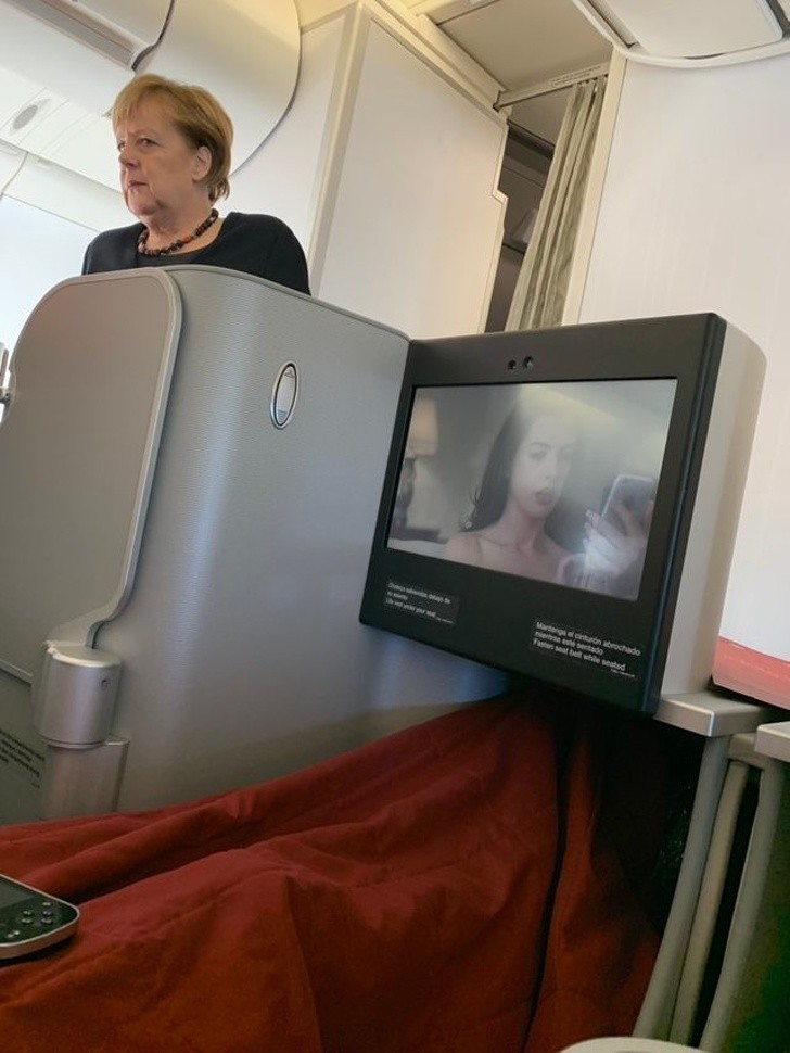 1. Ten moment, gdy sobie uświadamiasz że lecisz samolotem z Angelą Merkel