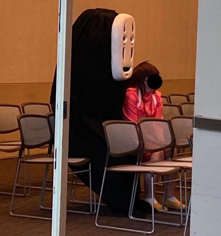 "Zabrałam moją starszą mamę na Comic-Con. Powiedziała mi, że zauważyła cosplay gniazdka elektrycznego. Gdy z ciekawości cofnąłem się, by spojrzeć..."