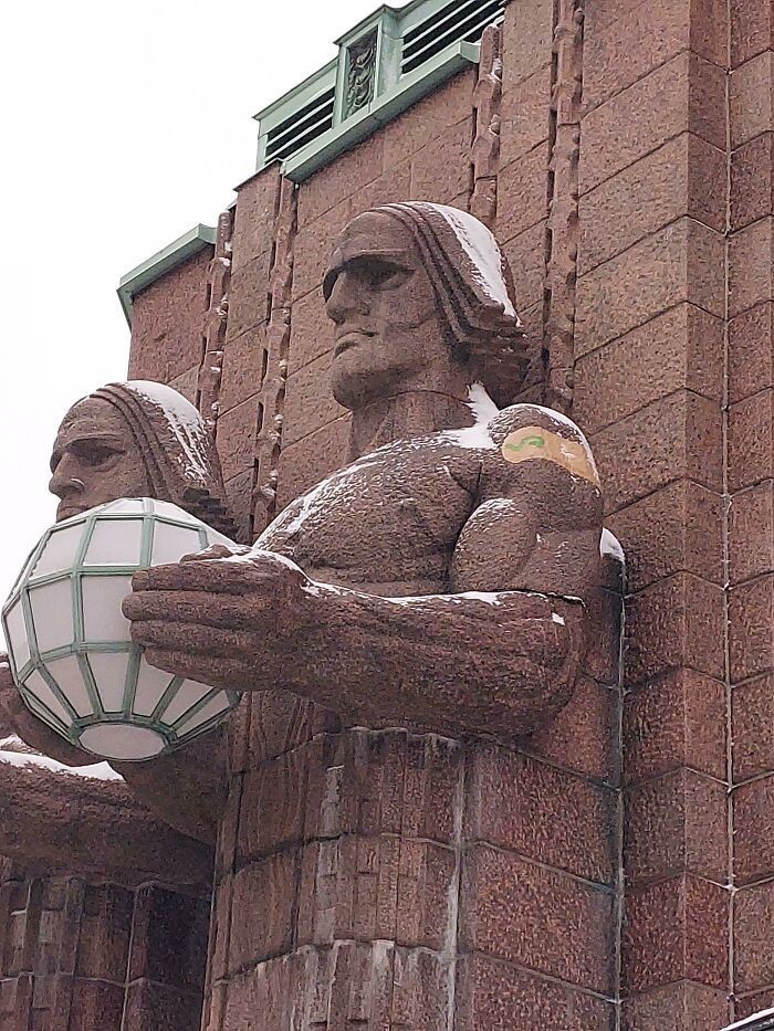 "Zaszczepione" posągi przed fińskim dworcem