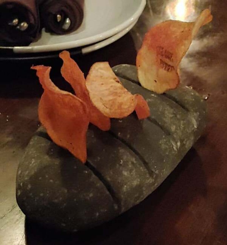 "Prezentujemy cztery chipsy na kamieniu"