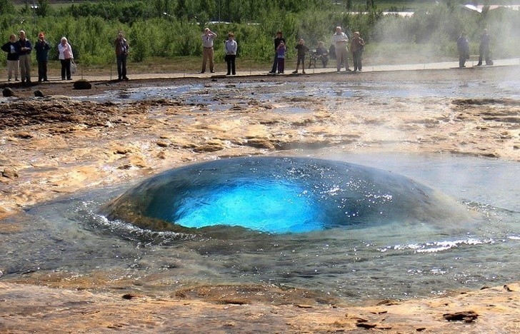 Gejzer Strokkur na moment przed erupcją