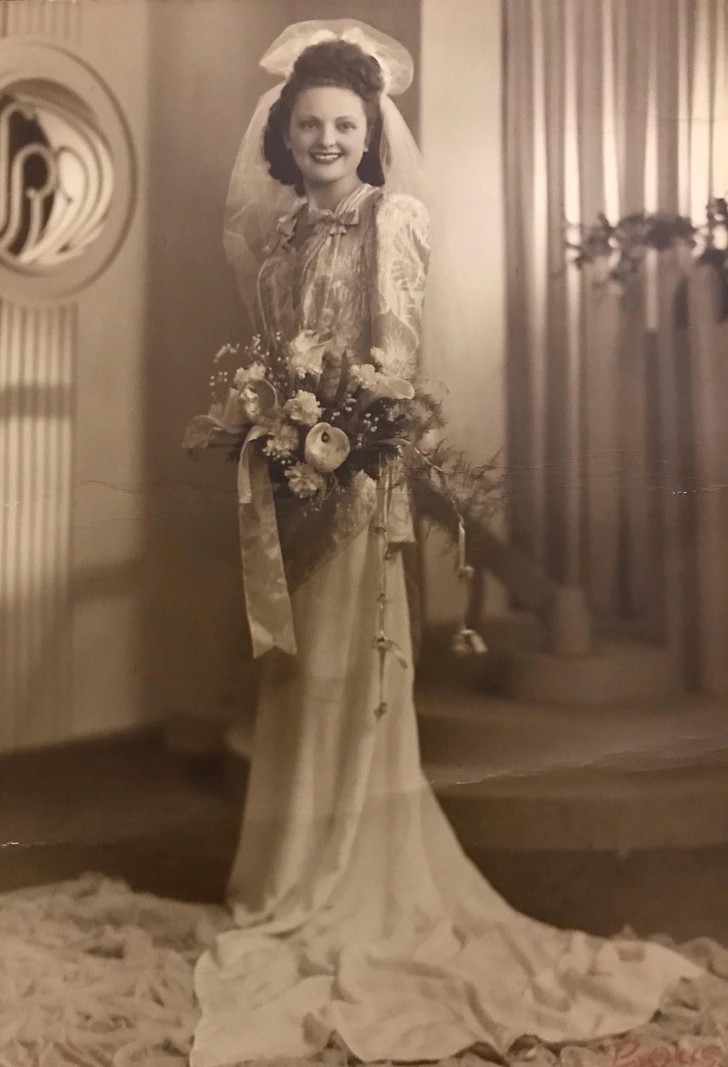 "Moja babcia w jej sukni ślubnej, 1948"