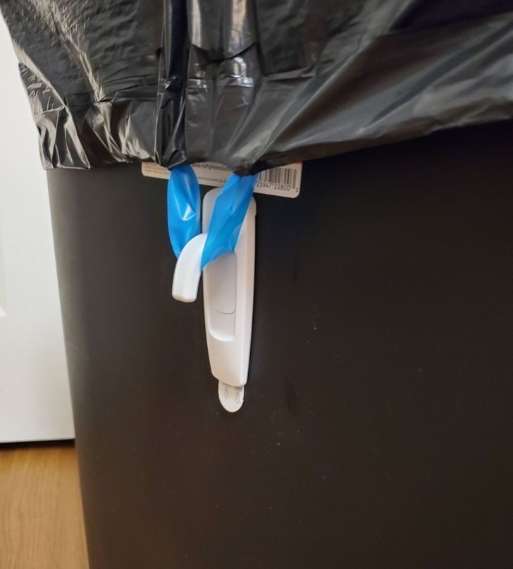 "Żonie spodobał się ten pomysł - odwrócone haczyki samoprzylepne utrzymujące worek na śmieci w miejscu."