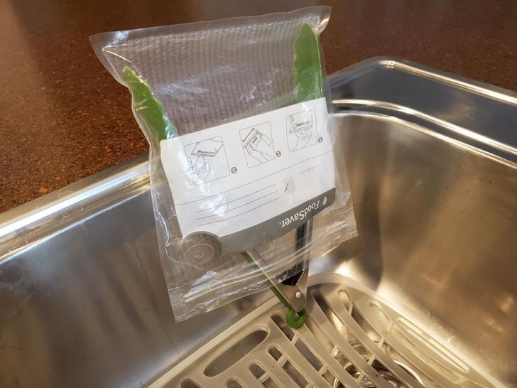 "Użyj sprężynowych szczypców do żywności, by utrzymać plastikowe torebki otwarte w trakcie ich suszenia."