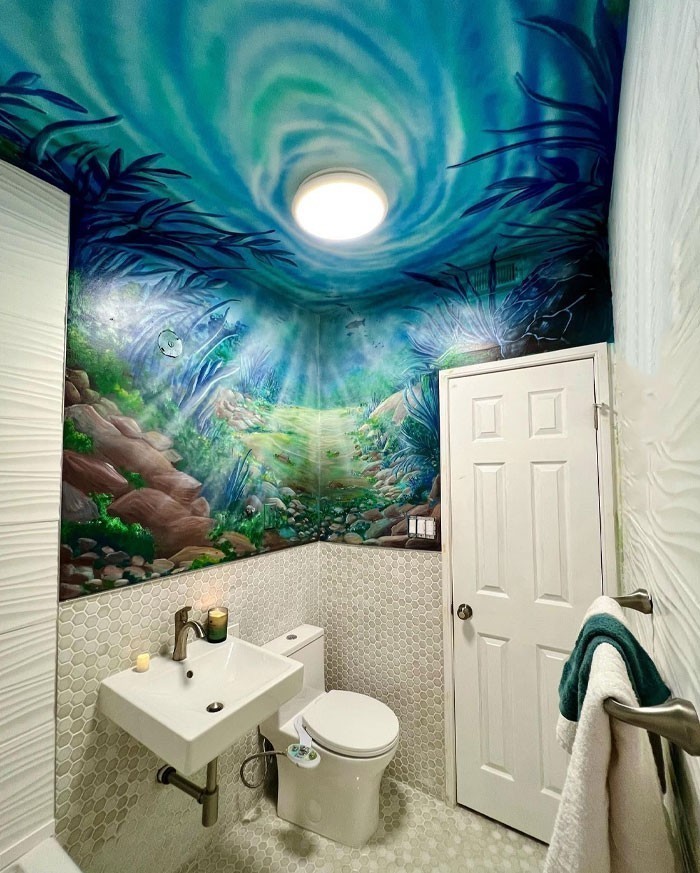 "Namalowałam ten mural w łazience."