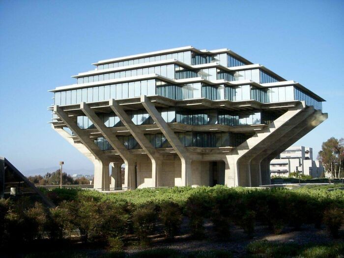 #10 Biblioteka UC San Diego, znana jako budynek Geisela