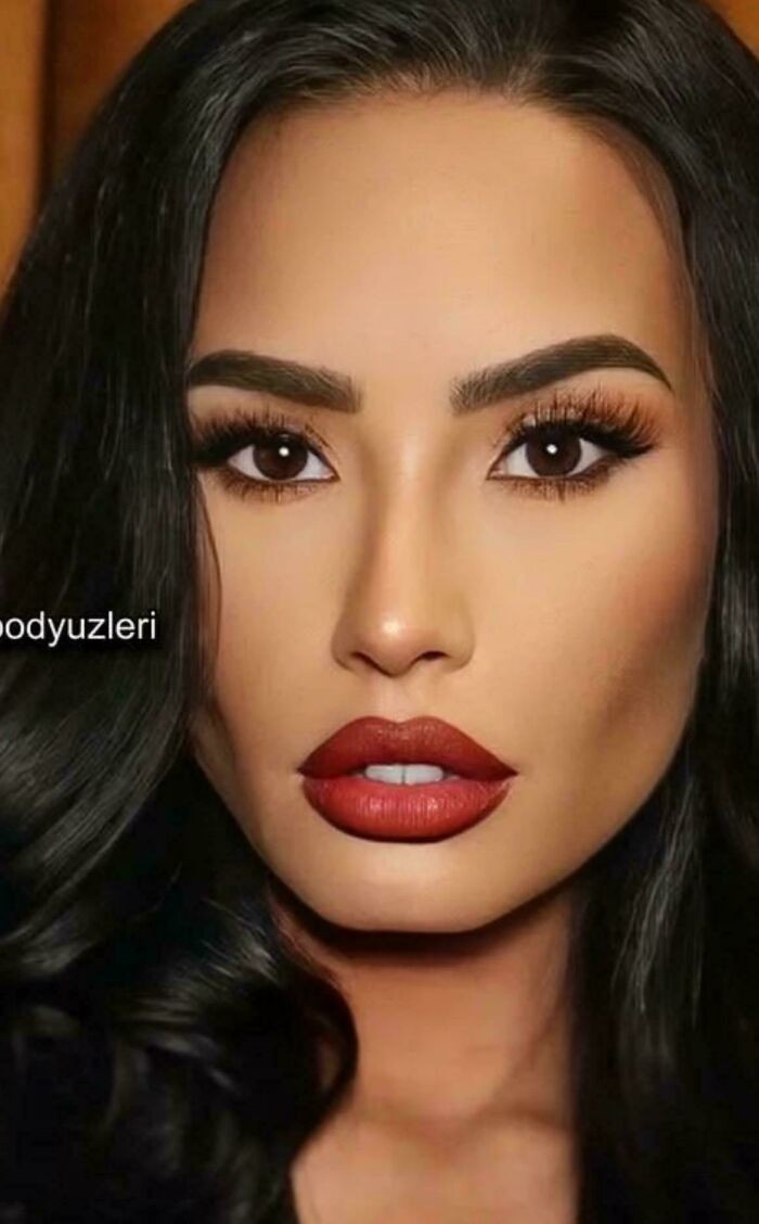 #12 Co się dzieje z jej zębami.