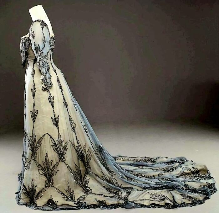 Oszałamiająca haftowana suknia balowa noszona przez królową Aleksandrę, stworzona przez Henriette Favre, francuską projektantkę, w 1906