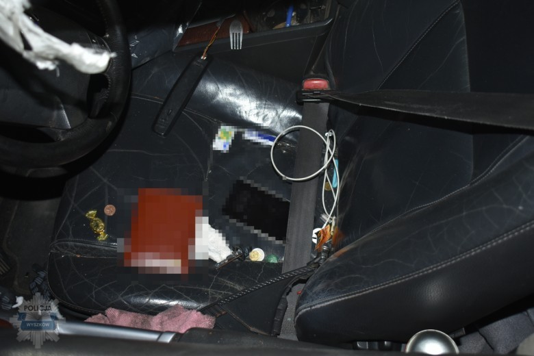 Policjanci zwrócili uwagę na pasy. Były zapięte za plecami. To nie wymaga komentarza.