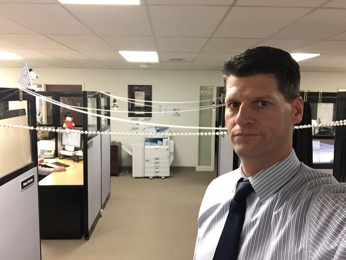 Sezon na zahaczanie głową o świąteczne dekoracje w biurze