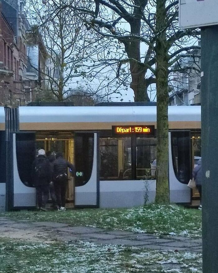 Tramwaj się spóźnia, ale za to robi to z rozmachem.