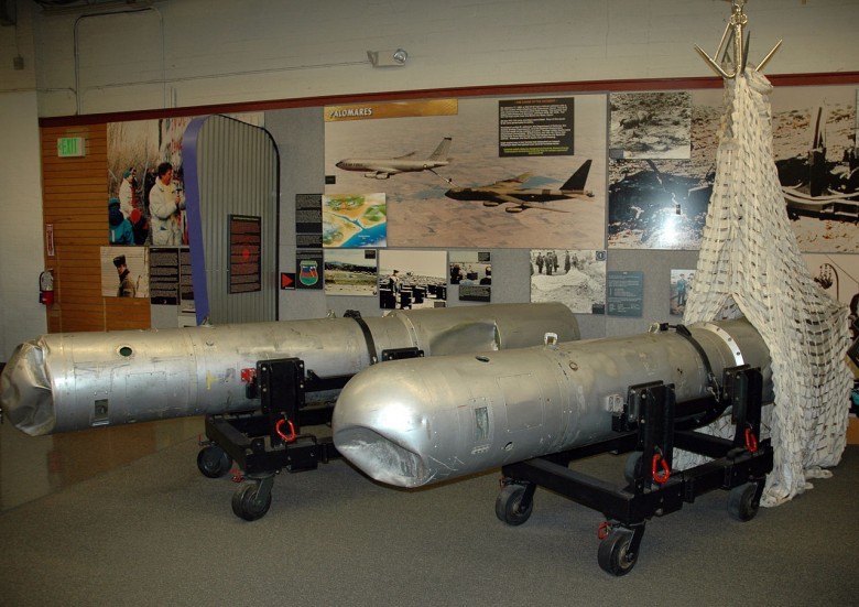 Obudowy dwóch bomb atomowych B28 można oglądać w Narodowym Muzeum Nauki i Historii Jądrowej w Albuquerque. Źródło: Marshall Astor from San Pedro, United States - NAM---Palomares-bombs, CC BY-SA 2.0, Wikimedia Commons.