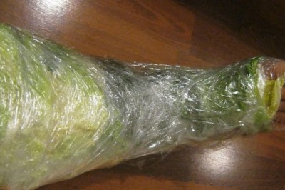  Owinęła nogę liśćmi kapusty na godzinę! Gdy zdjęła okład efekt był zaskakujący!