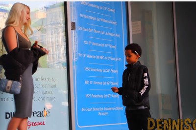 10 latek z papierosem prosi dorosłych o ognia! Reakcje dorosłych na jego widok zaskakują!