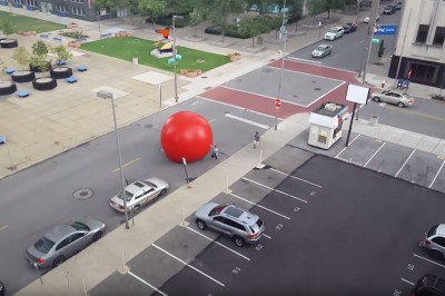 100 kilogramowa czerwona kula niszcząca auta w centrum miasta. Szaleństwo sztuki współczesnej! 