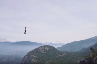 300 metrów nad ziemią bez zabezpieczeń! Facet ma stalowe nerwy! 